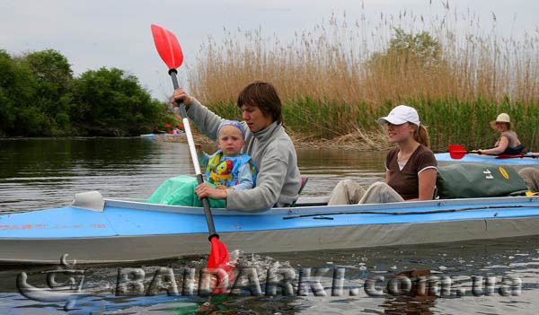 Самый маленький член команды держит в руках весло !