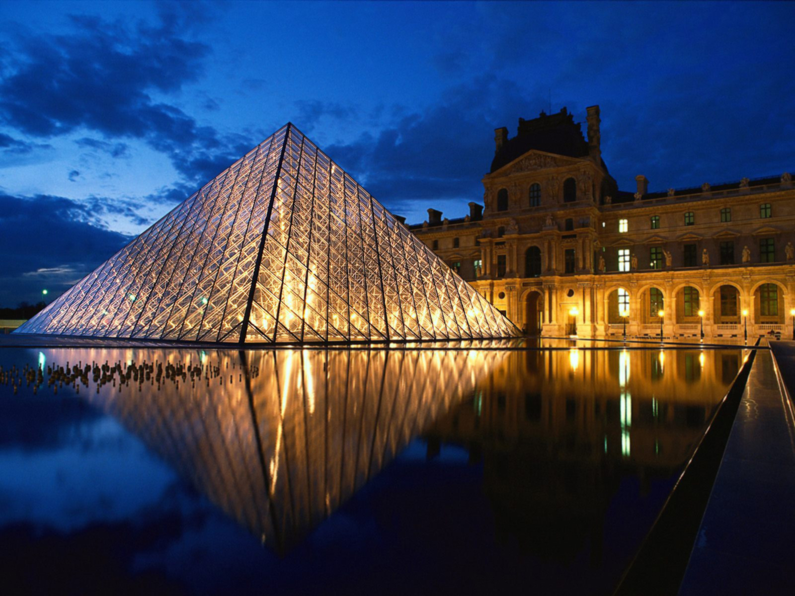 http://www.activeclub.com.ua/modules/gallery/d/3792-2/Pyramid+at+Louvre+Museum_+Paris_+France.jpg